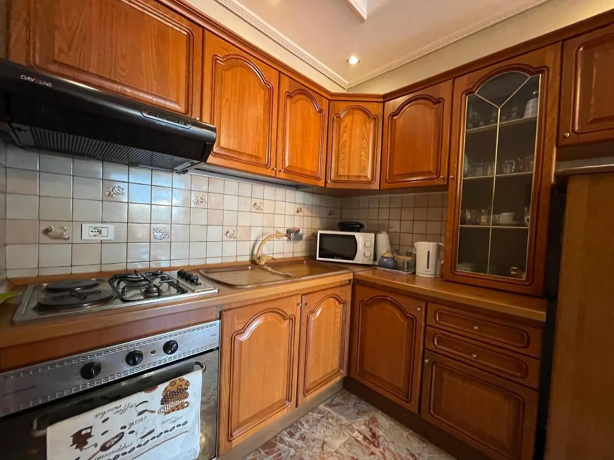 Pine-Tree Spacious 2 Bdr Apartment Near Tanners' Bridge With Hot Tub Tirana