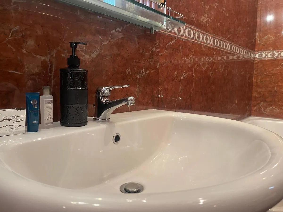 Pine-Tree Spacious 2 Bdr Apartment Near Tanners' Bridge With Hot Tub Tirana