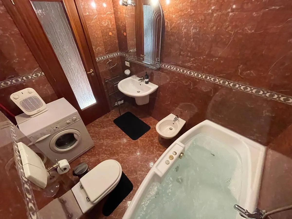Pine-Tree Spacious 2 Bdr Apartment Near Tanners' Bridge With Hot Tub Tirana 0*,